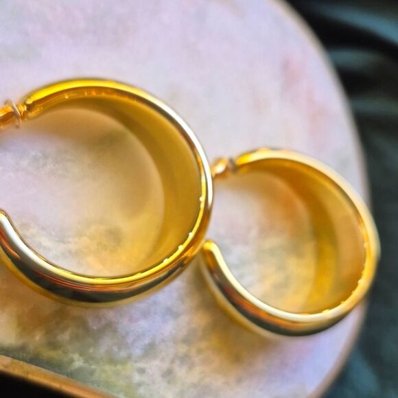 3/$16🎁 90s Style Gold Wide Plastic Hoop Earrings 1.5 Inch - Picture 7 of 7